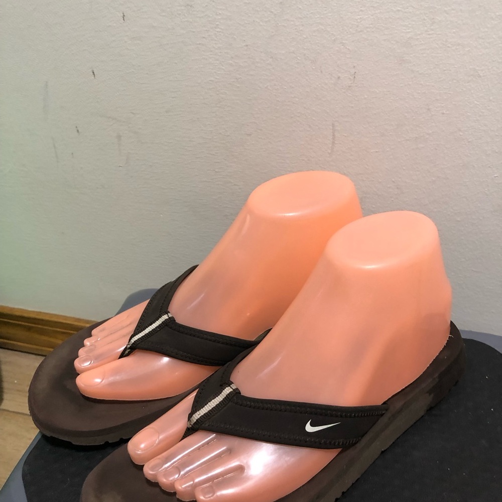 Nike Dark Women'sBrown and Black Strap FlipFlop Sandals Size W6